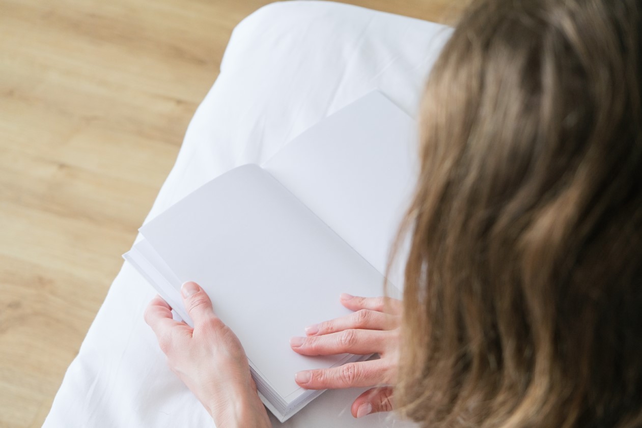Materac wspierający zdrowy sen z pianką termoelastyczną, idealny dla osób mających problemy z porannym wstawaniem. Widoczne strefy twardości zapewniające ergonomiczne podparcie kręgosłupa.